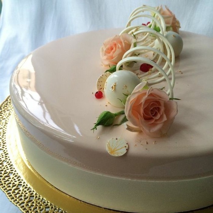 glacage-miroir-tarte-elegante-tarte-de-mariage-avec-glacage-blanc-brillant