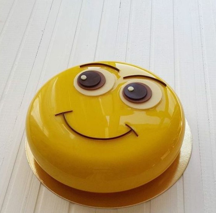 glacage-miroir-emoticon-jaune-dessert-original-avec-smiley