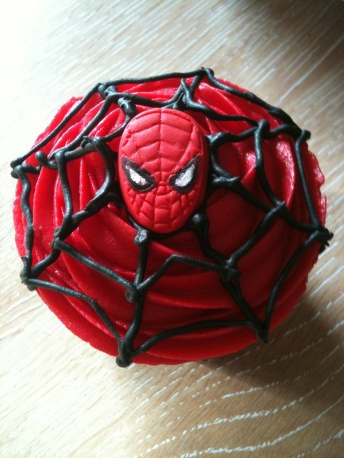 gateau-spiderman-cupcake-rouge-toile-daraignee