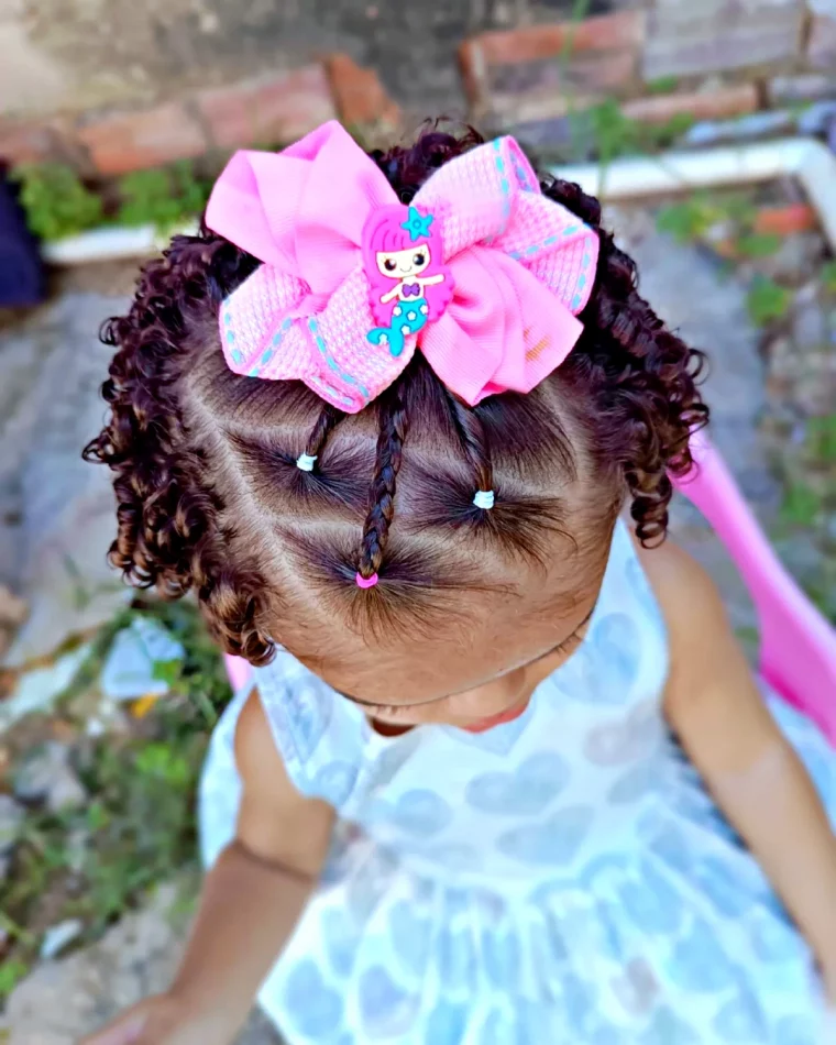 idees de coiffure originale avec des tresses gros noeds roses