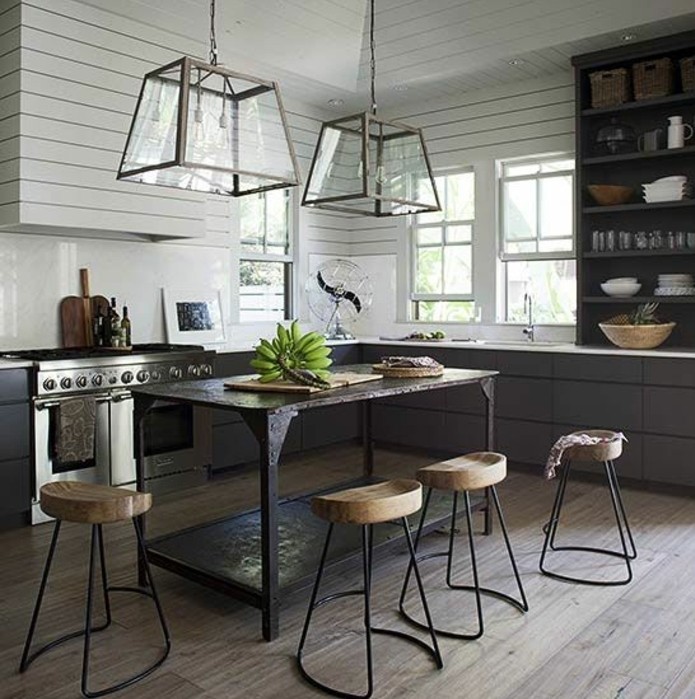 idee-deco-excellente-pour-votre-cuisine-industrielle-meubles-industriels-couleur-anthtracite-murale-credence-et-plan-de-travail-blancs-table-en-bois-vintage