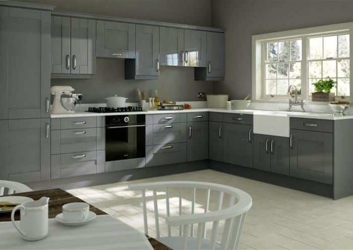 idee-interessante-cuisine-grise-peinture-murale-grise-meuble-cuisine-couleur-anthracite-plan-de-travail-blanc-modele-cuisine-style-rustique-chic