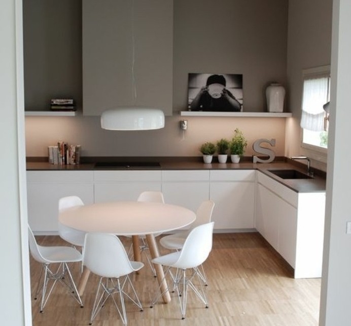 idee-magnifique-comment-repeindre-sa-cuisine-cuisine-blanche-et-grise-plan-de-travail-marron-chaises-et-table-blanches