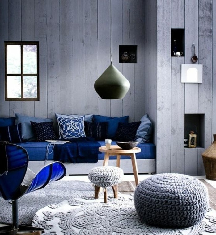 interessant-suggestion-deco-salon-gris-avec-des-elements-deco-bleus-ambiance-salon-scandinave-design-contemporain
