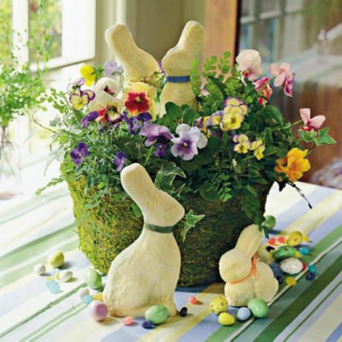 jolie-decoration-florale-et-petites-figurines-de-lapins-la-parfaite-deco-de-paques