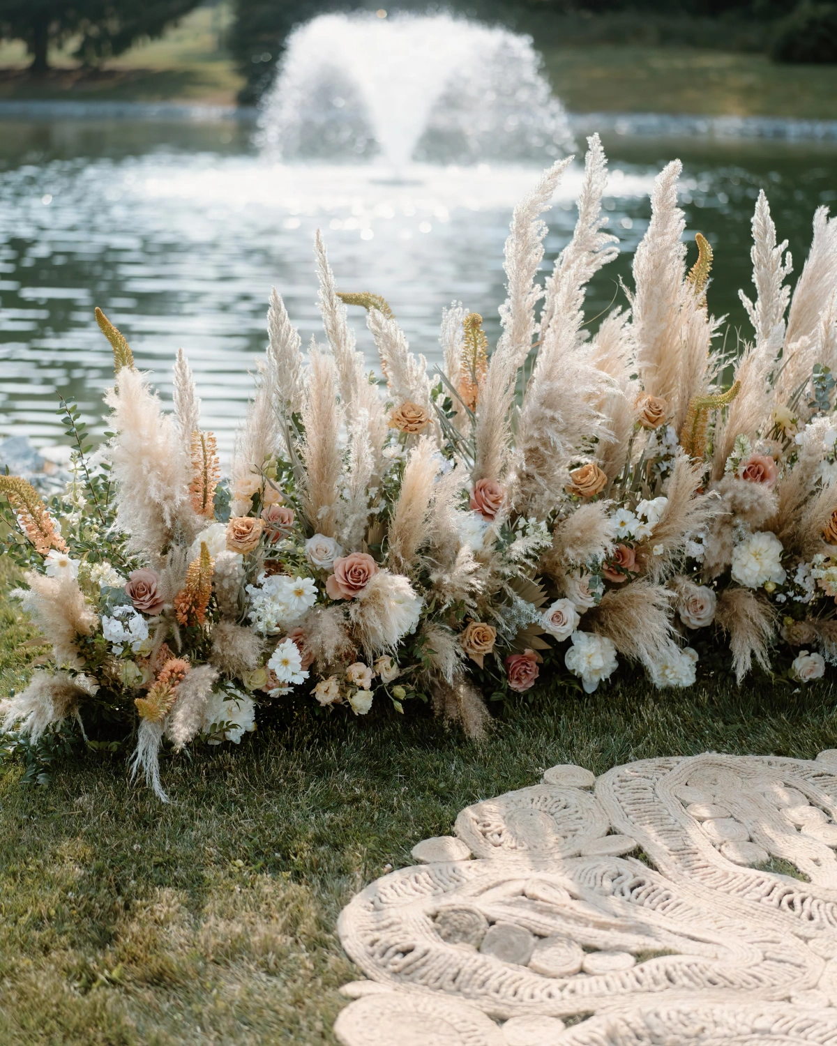 lac jet d eau composition florale herbe sechee tapis rond tresse
