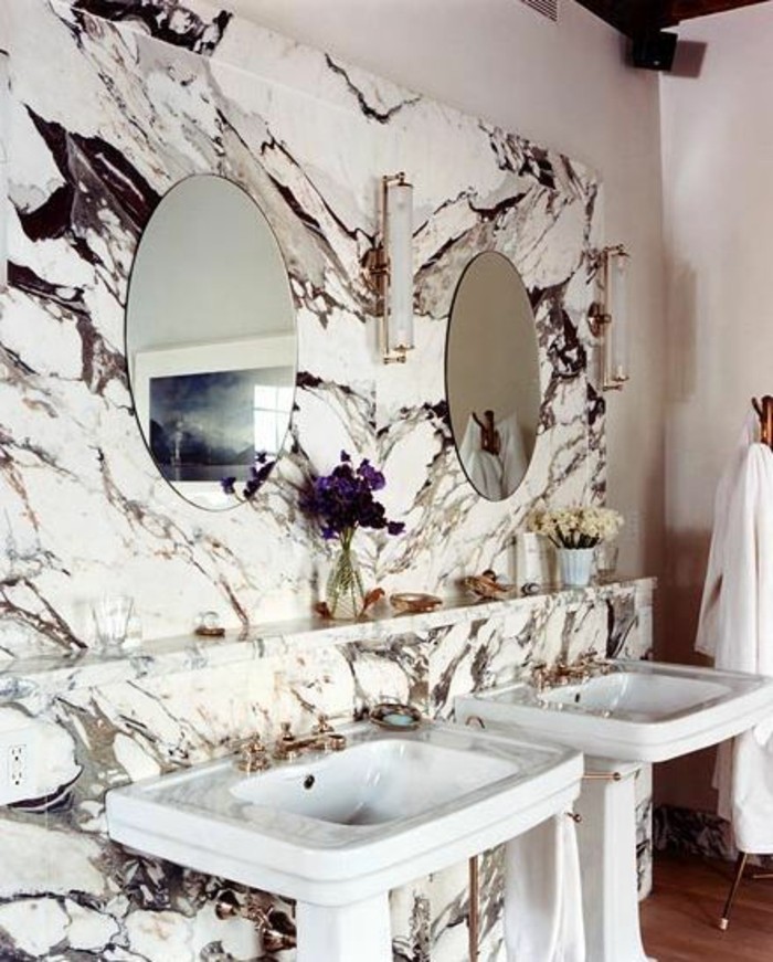 lavabo-colonne-colonne-vasque-originale-mur-marbre
