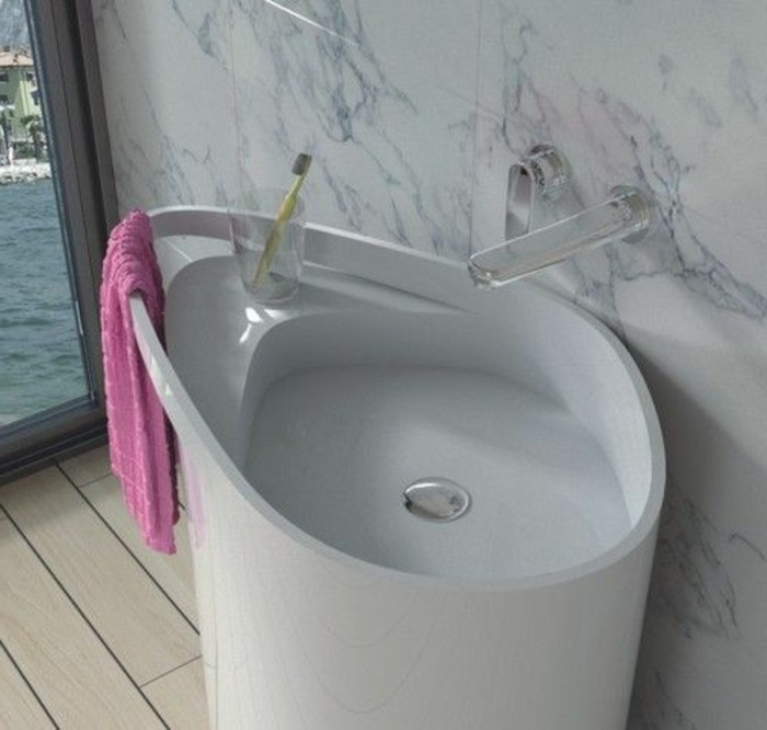 lavabo-colonne-contemporain-materiaux-de-luxe-dans-la-salle-de-bain