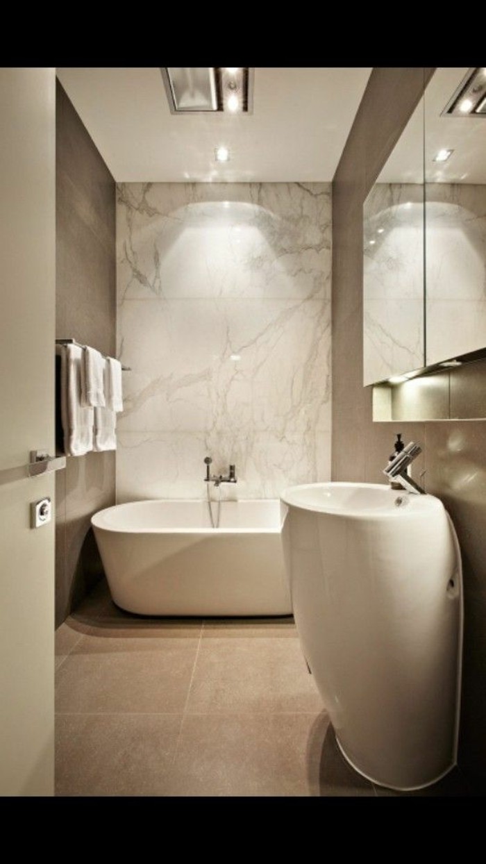 lavabo-colonne-salle-de-bain-spacieuse-avec-baignoire-et-vasque-colonne