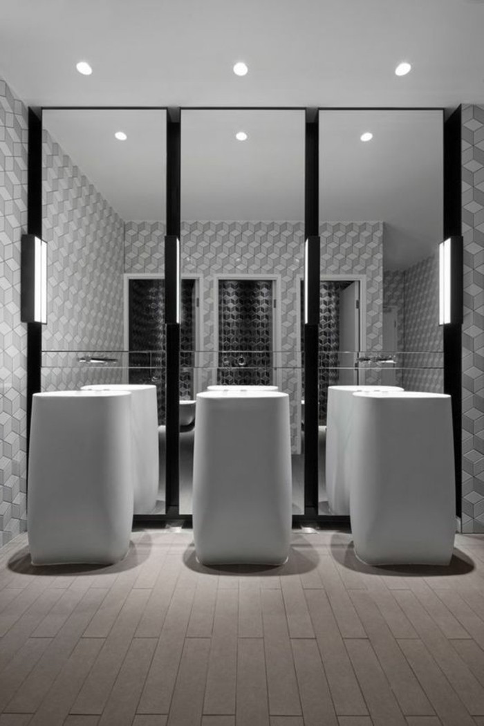 lavabo-colonne-trois-vasques-colonnes-pres-dun-miroir-triple