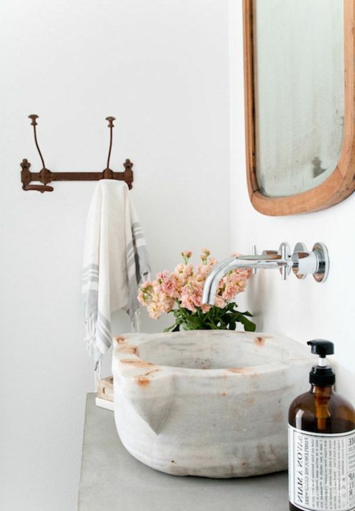 lavabo-en-pierre-blanche-miroir-dore-et-interieur-blanc