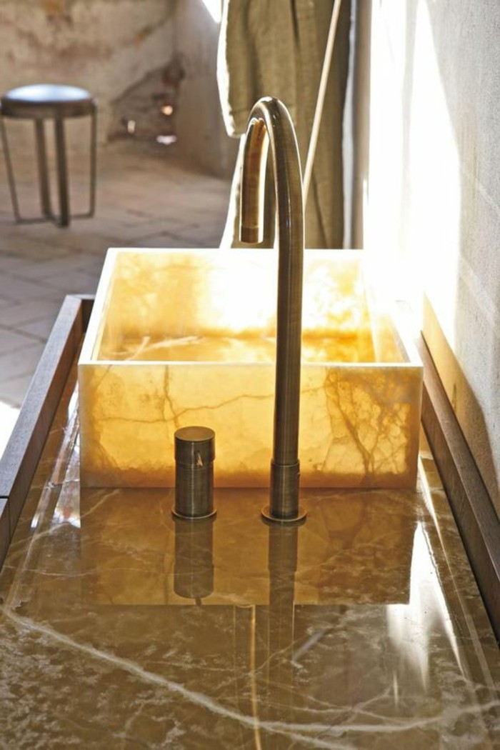 lavabo-en-pierre-vasque-a-poser-carrée-en-onyx-design-lumineux