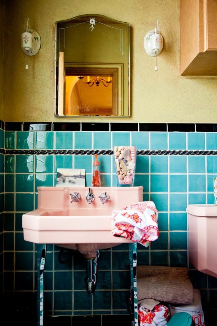 lavabo-retro-carrelage-bleu-et-lavabo-rose-vintage-support-metal