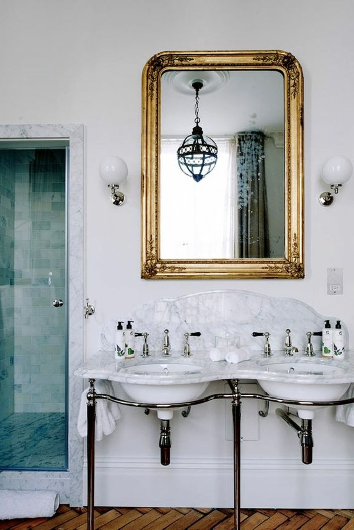lavabo-retro-plomberie-apparente-miroir-dore-mural
