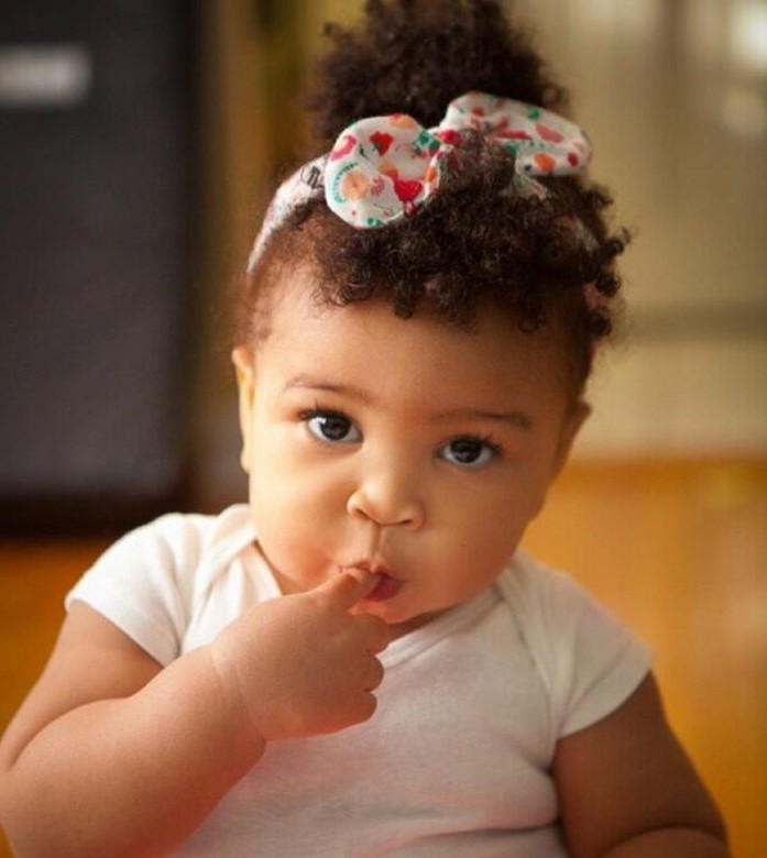 magnifique-coiffure-bebe-fille-afro-avec-un-chignon-bebe-tres-mignonne