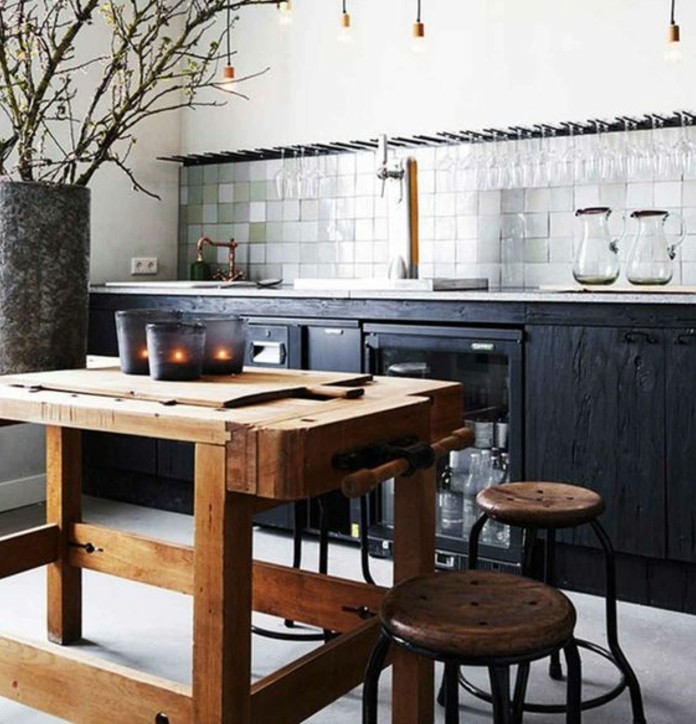 magnifique-deco-loft-industriel-meuble-cuisine-noir-table-en-bois-brut-credence-en-carrelage-vert