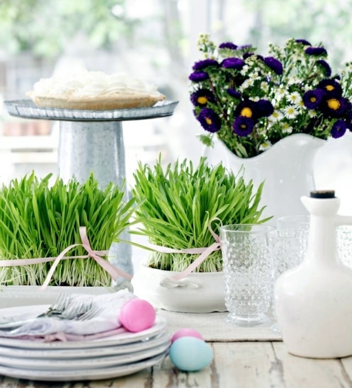 magnifique-deco-paques-aux-lignes-epurees-herbe-decorative-bouquet-de-fleurs-aromatiques-vaisselle-blanche-table-rustique