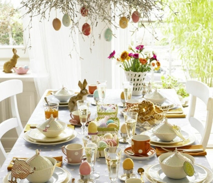 magnifique-deco-table-paques-qui-surcharge-d-elements-decoratifs-fleurs-lapins-attention-aux-petits-details