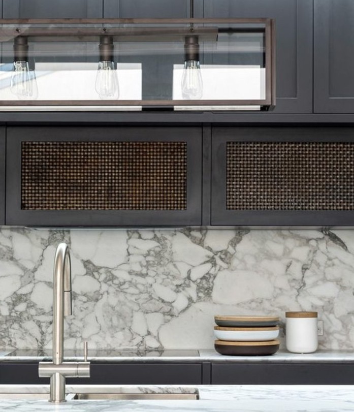 meuble-cuisine-gris-anthracite-plan-de-travail-et-credence-en-marbre-elegance-et-simplicite