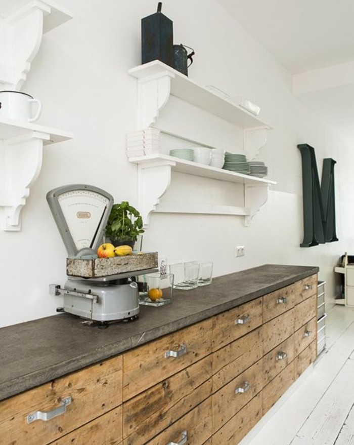 meuble-cuisine-industriel-avec-des-tiroir-en-bois-plan-de-travail-gris-elegantes-etageres-blanches-et-couleur-mur-blanche