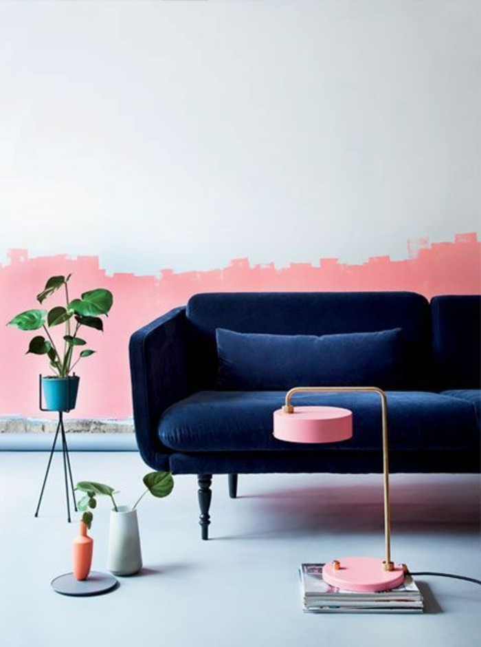 mur-double-couleur-salon-mur-en-blanc-et-rose-canape-bleu-fonce-lampe-lecture
