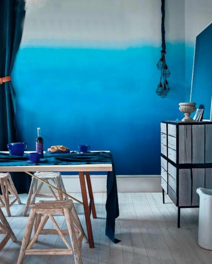 mur-en-bleu-fonce-table-en-bois-clair-mur-bleu-blanc-effet-ombre-sol-en-bois-clair