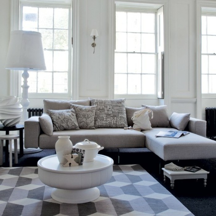 peinture-murale-blanche-canape-gris-table-blanche-design-extravagant-tapis-blanc-et-gris-ambiance-propice-a-la-detente