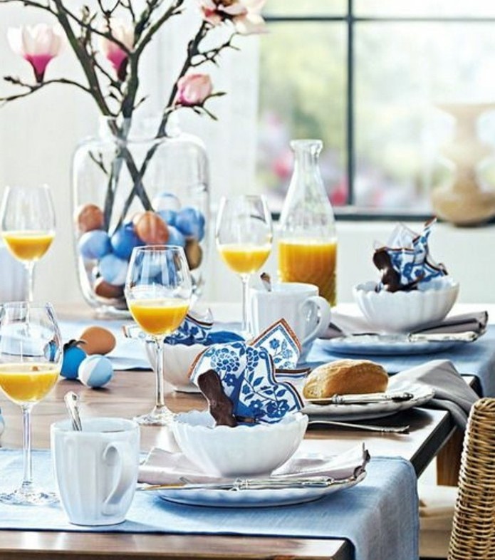 petit-dejeuner-de-paques-deco-table-paques-geniale-en-bleu-table-decoree-avec-du-style