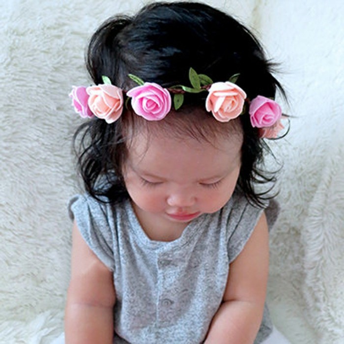 petite-fille-bebe-coiffure-tres-sympa-coiffure-bapteme-suggestion-excellente-couronne-de-roses