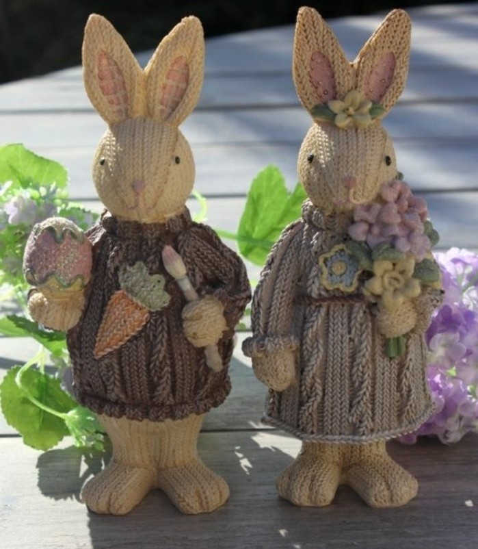petites-figurines-de-lapins-tricotees-idee-deco-paques-extremement-sympa