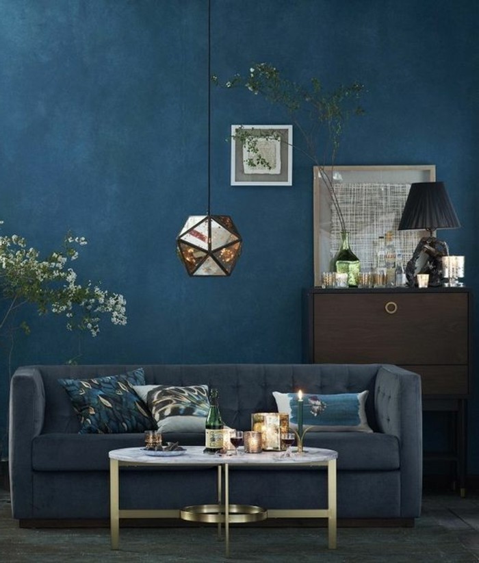 salon-couleur-bleu-fonce-canape-gris-meuble-massif-en-marron-fonce-table-basse-salon