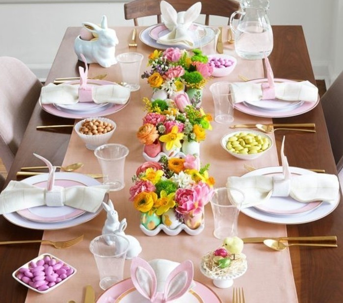 suggestion-extremement-sympa-pour-votre-deco-paques-tres-beau-centre-de-table-compose-de-supports-remplis-d-oeufs-colores-couverts-de-fleurs
