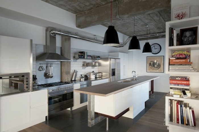 super-exemple-de-cuisine-industrielle-planfond-en-bois-suspensions-industrielles-aspirateur-industriel-deco-industrielle-elegante