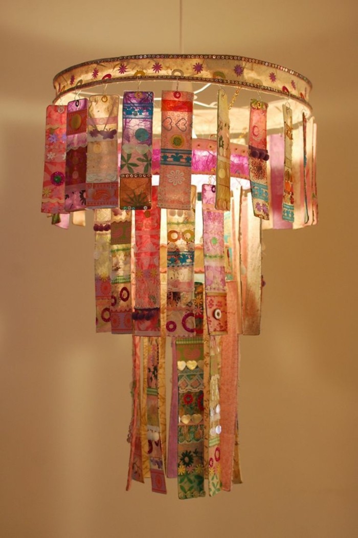 idee-creation-chandelier-tissu-original-creatif-lampe-suspendue-diy