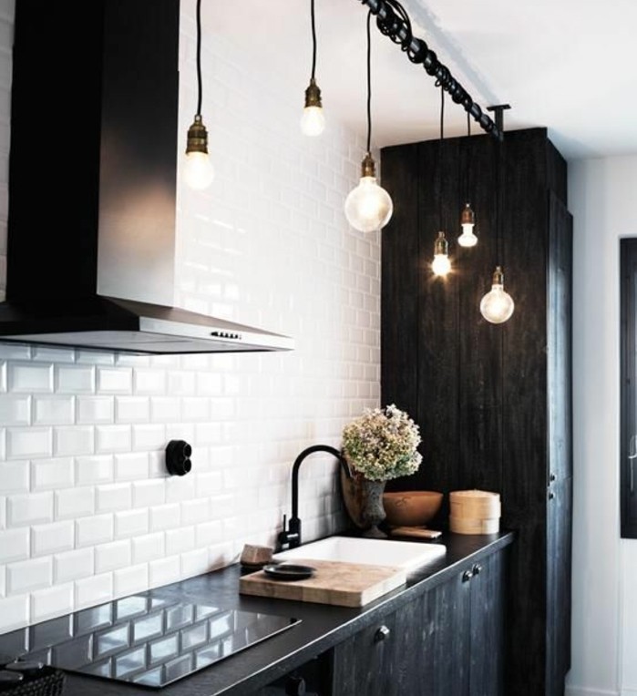 superbe-cuisine-en-noir-et-blanc-style-loft-industriel-mur-en-brique-blanc-lampes-vintage-industrielles