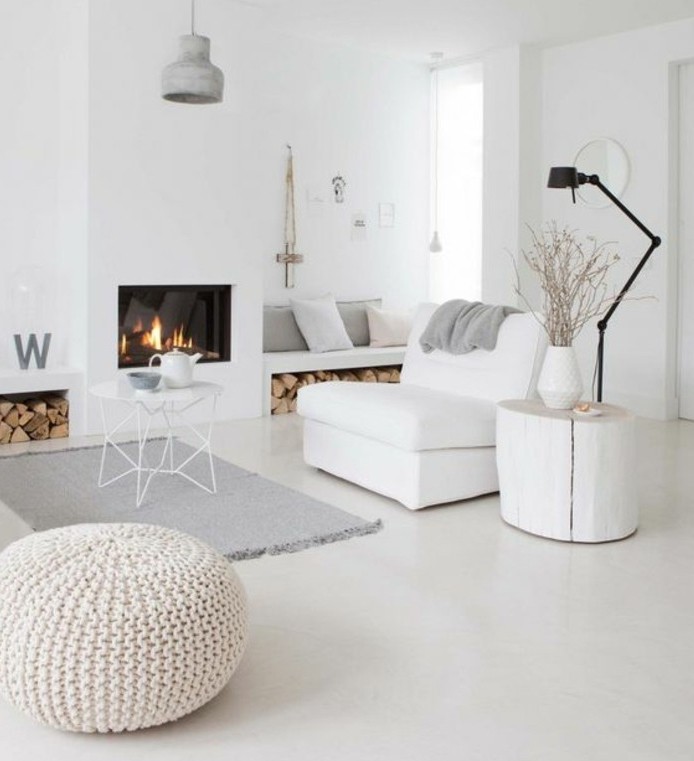 superbe-deco-salon-blanc-tapis-et-coussins-gris-magnifique-cheminee-decor-epure-un-veritable-paradis
