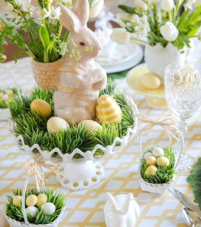 superbe-deco-table-paques-en-jaune-et-vert-petits-paniers-contenant-des-oeufs-et-de-l-herbe-petite-surprise-pour-chacun-des-invites