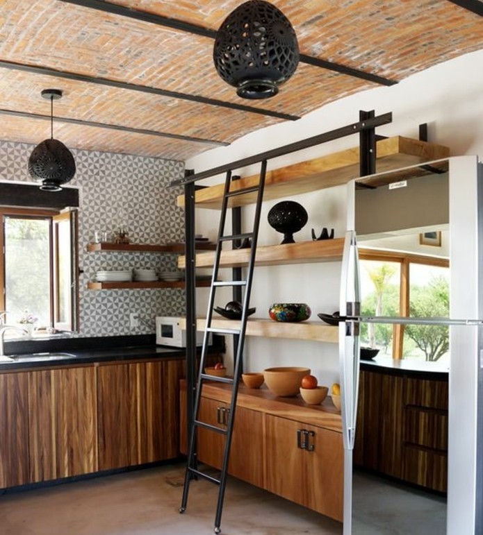 superbe-idee-comment-renover-sa-cuisine-plafond-en-briques-meubles-cuisine-en-bois-plan-de-travail-noir-escalier-loft