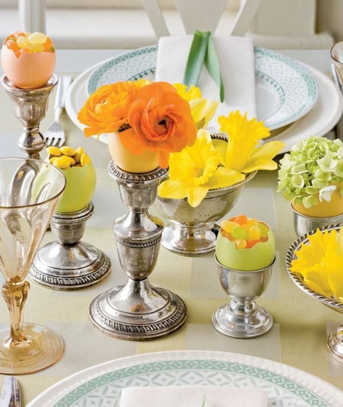 superbe-idee-d-arrangement-pour-votre-table-coquilles-d-oeufs-remplies-de-bonbons-fleurs-jaunes-et-oranges