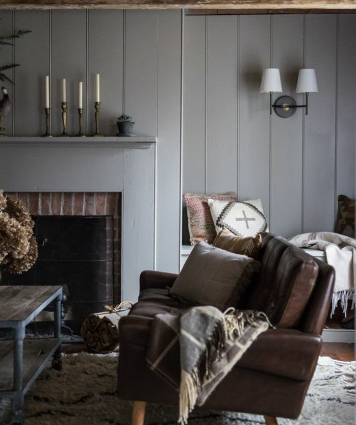 superbe-idee-deco-salon-gris-canape-en-cuir-magnifique-cheminee-deco-salon-vintage