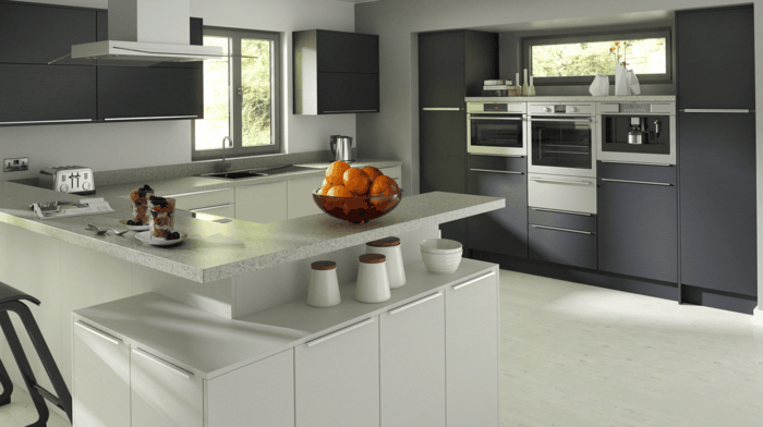 superbe-modele-de-cuisne-gris-anthracite-meubles-en-blanc-et-gris-style-raffine-cuisine-moderne