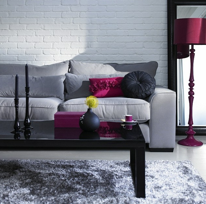 superbe-suggestion-salon-en-gris-et-blanc-mur-en-briques-blanche-canape-et-tapis-gris-table-noir-et-quelques-elements-deco-couleur-prune