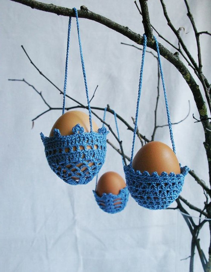 support-a-oeufs-bleus-tricotes-deco-paques-idee-deco-paques-geniale-la-suggestion-parfaite-pour-votre-arbre-de-paques