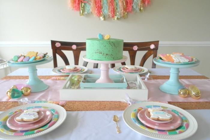 table-de-paques-couleurs-pastel-nuances-tres-douces-une-table-pleine-de-toute-sorte-de-gourmandises