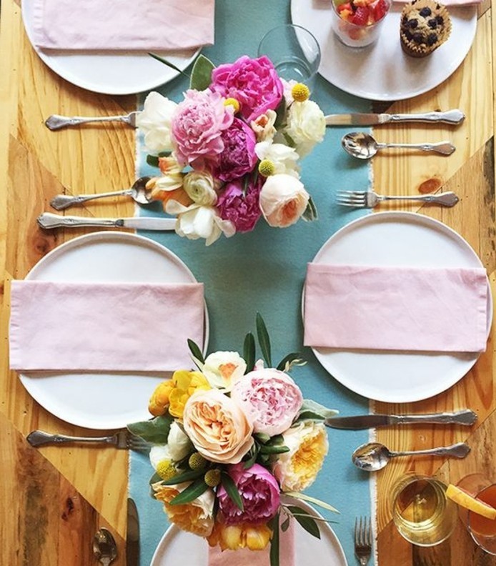 table-de-paques-d-inspiration-printaniere-gros-bouquet-de-fleurs-multicolores
