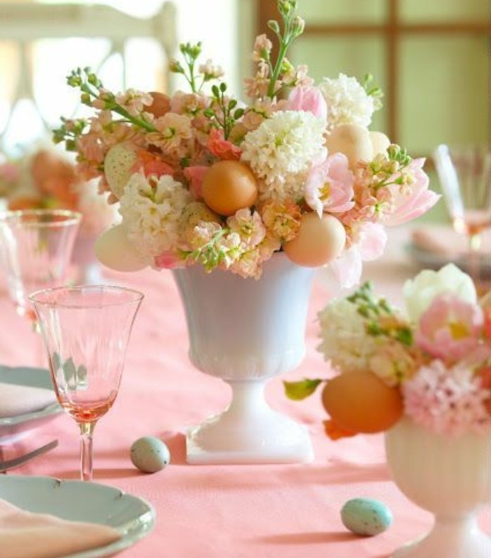 table-joliment-decoree-nappe-rose-bouquets-de-fleurs-magnifiques