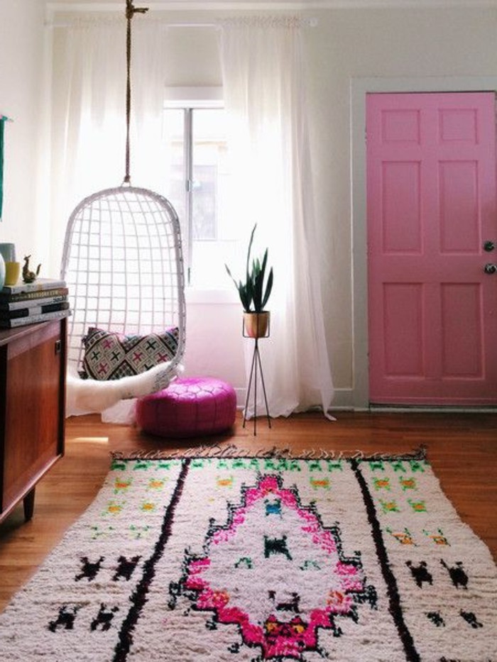 tapis-modernes-piece-interessante-une-porte-rose