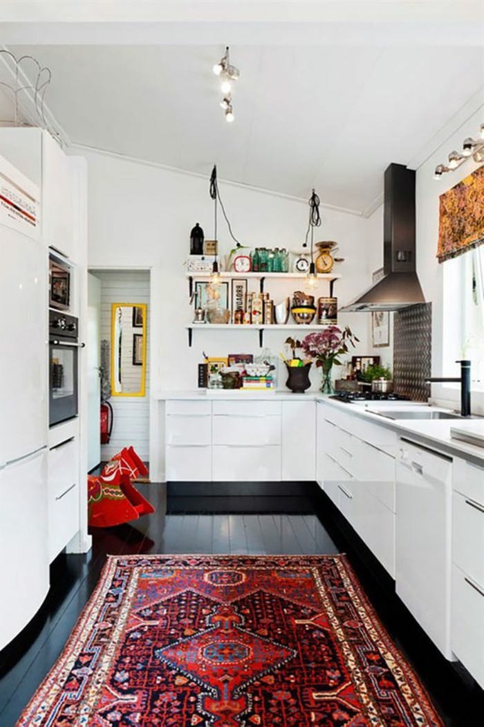 tapis-modernes-tapis-multicolore-dans-une-cuisine-moderne