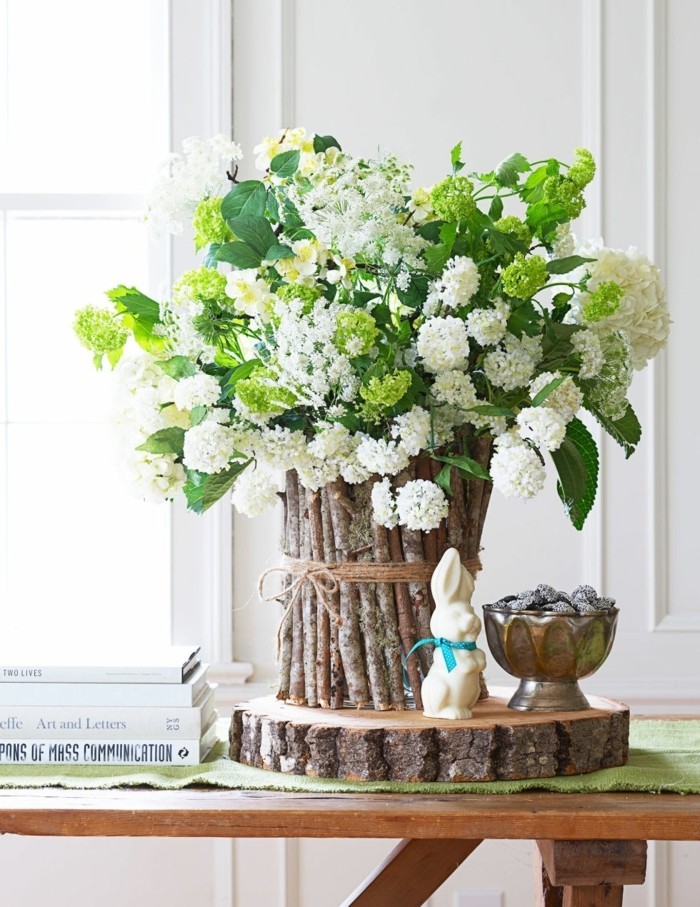 tres-belle-deco-paques-dans-un-style-rustique-vase-original-fleurs-lapin