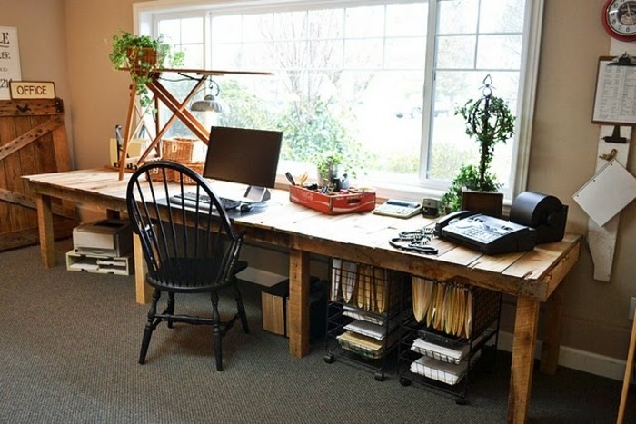 un-long-bureau-en-palette-idee-pour-fabriquer-un-bureau-a-la-maison